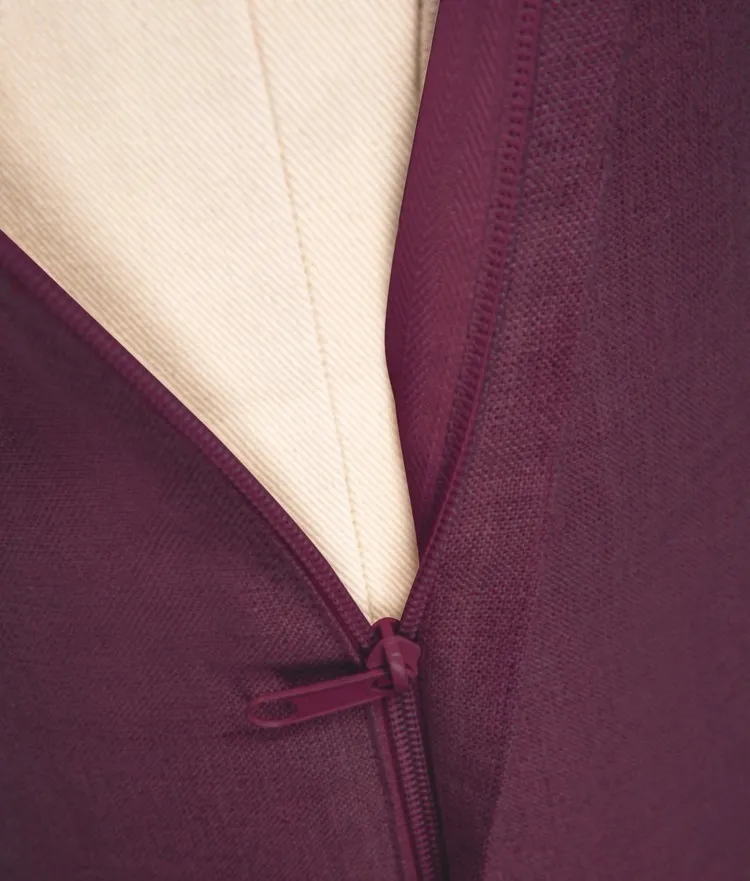 Wałek do jogi z fioletowym pokrowcem