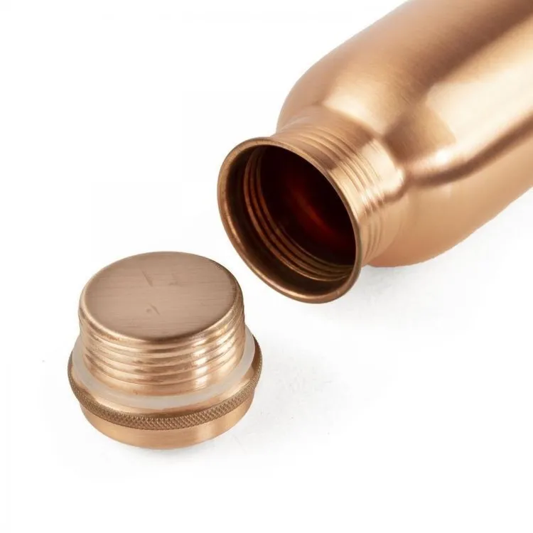 Miedziana butelka na napoje z ornamentami