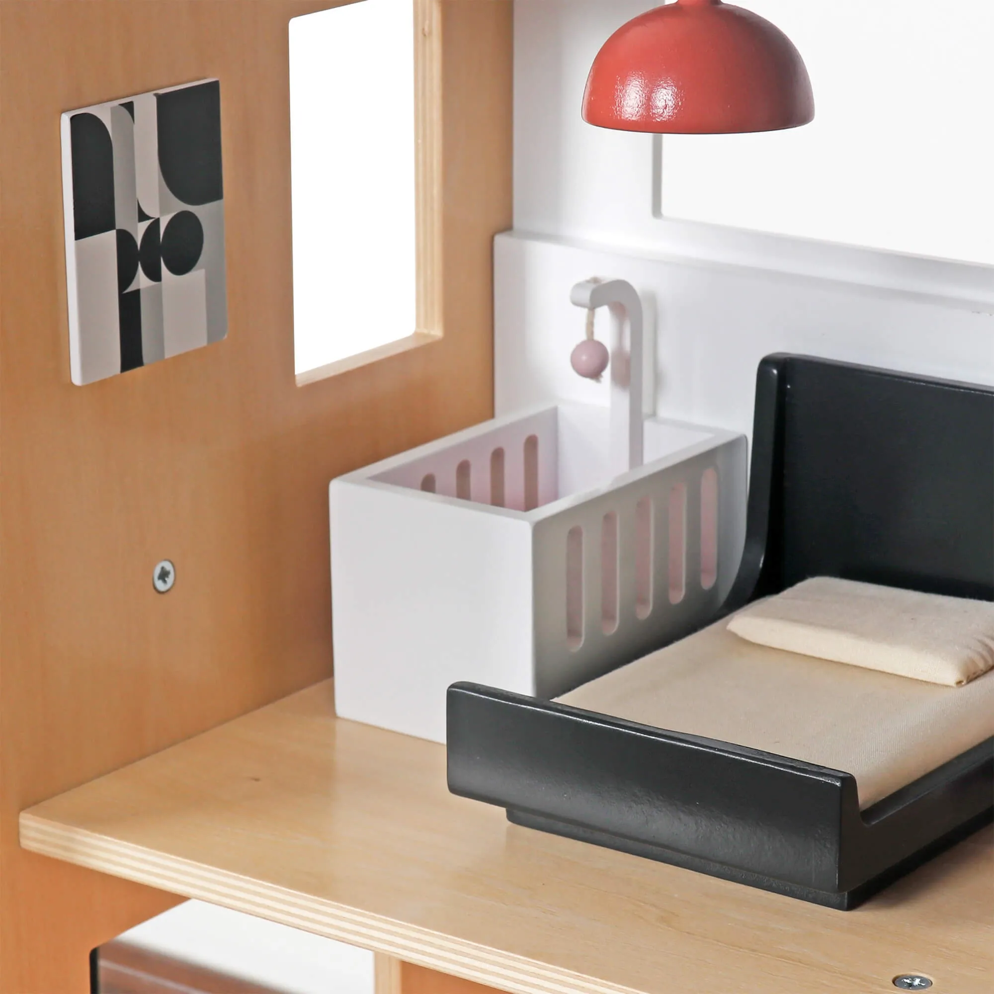 Drewniany domek dla lalek