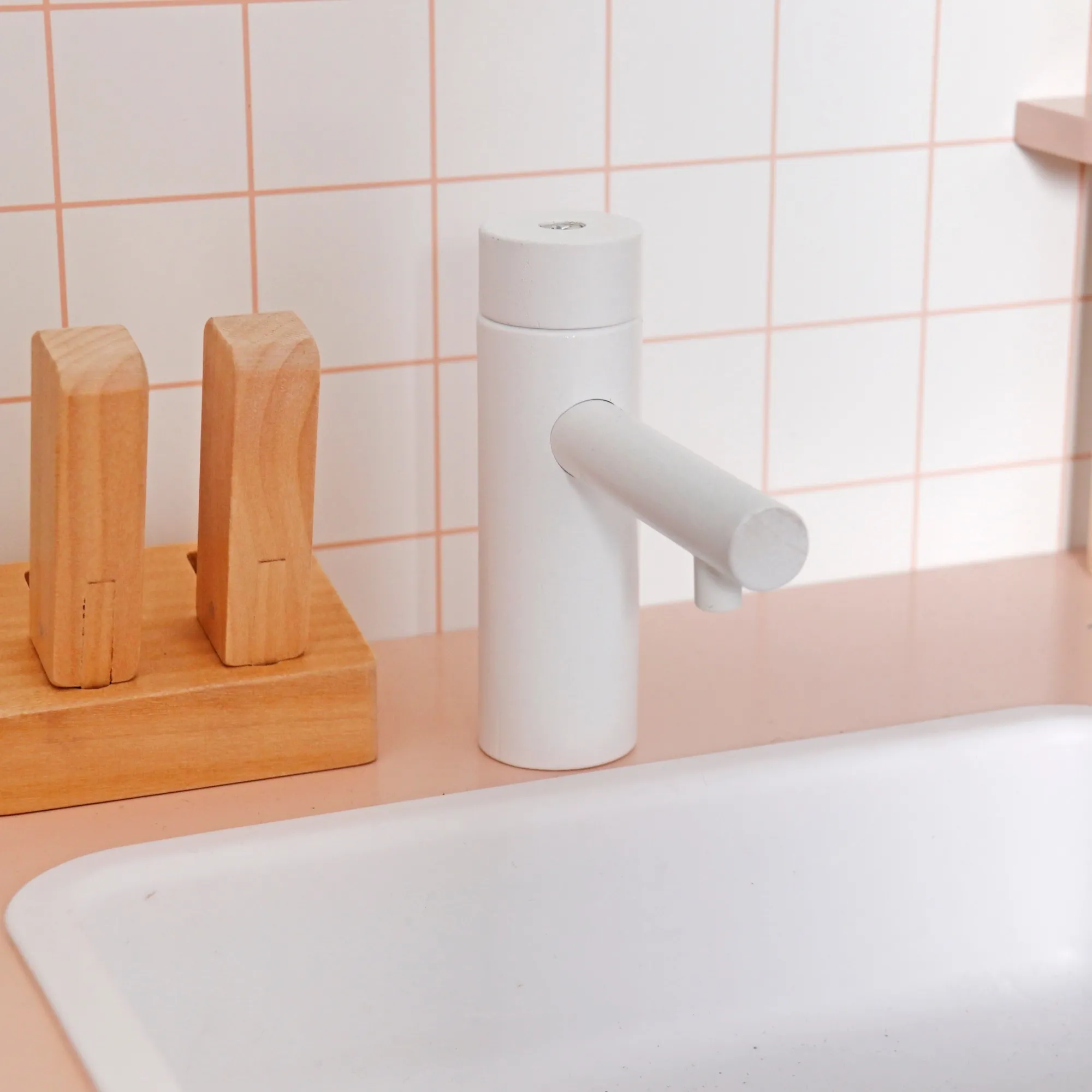 Drewniana kuchnia z akcesoriami